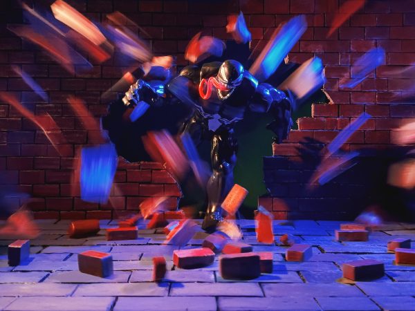 Diorama de Venom destruyendo pared
